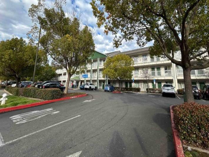 Ganze Wohnung, 1 Queensize-Bett | Mobilität | Nsmk | Küche in Sacramento County