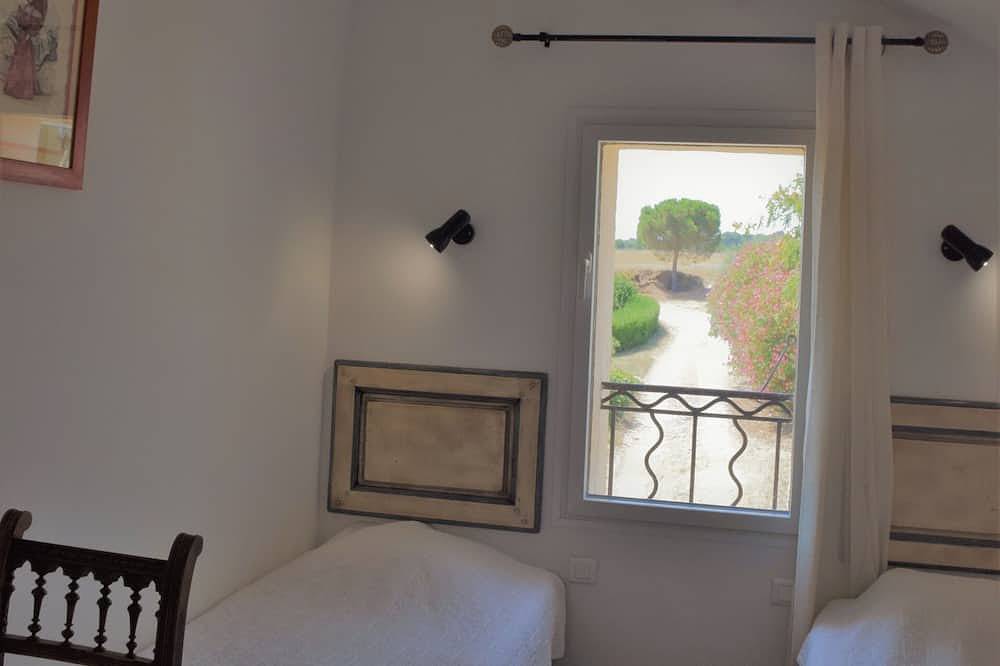 Maison avec terrasse, piscine partagée, dans une oliveraie, proche Canal du Midi in Béziers, Côte méditerranéenne (France)