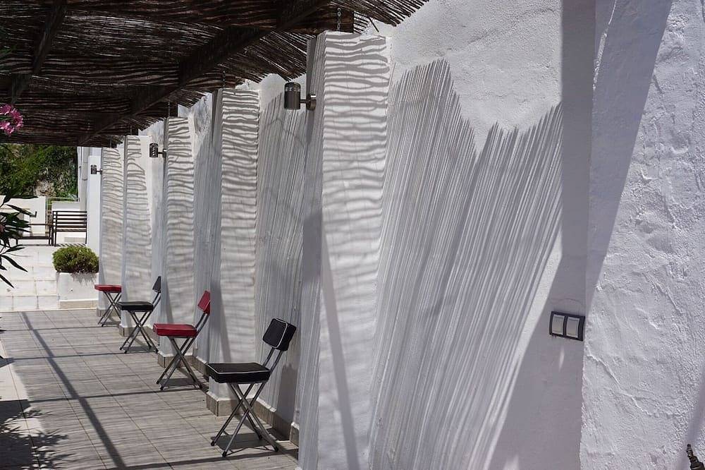 Contemporary 3 Bed Casa, Infinity Pool 6 Terraces Mountain & Valley Views in Yunquera, Sierra de las Nieves