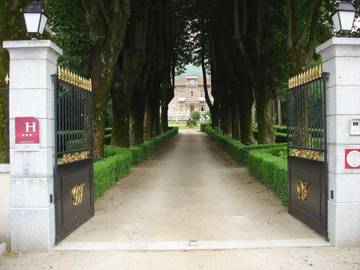 Hôtel pour 2 personnes, avec jardin ainsi que piscine et vue, animaux acceptés à Lacabarède