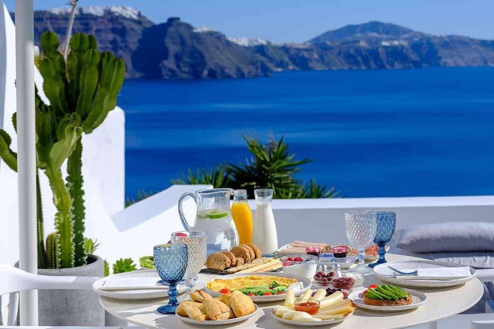 Luxury Retreat in Oia | Lathouri Cave Villa | Private Plunge Pool | Breathtaking Aegean Views in Oia, Santorini