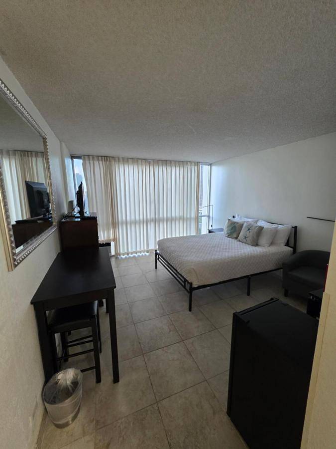 Apartahotel para 2 personas, con piscina además de vistas y terraza en Honolulu