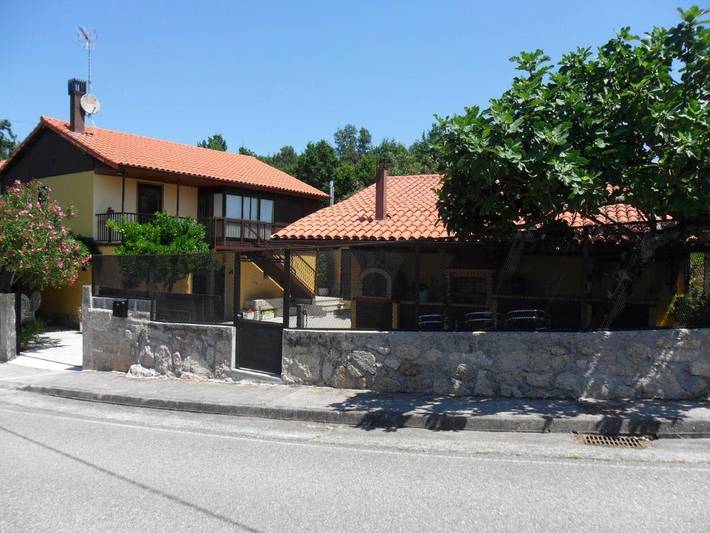 Casa de huéspuedes para 13 personas, con vistas además de piscina y jardín en Comarca de Orense
