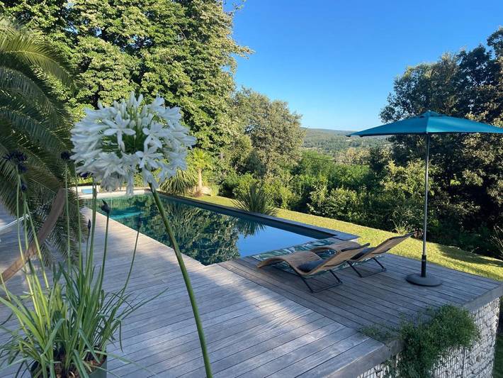 Location de vacances pour 8 personnes, avec piscine ainsi que jardin et vue à Montélimar