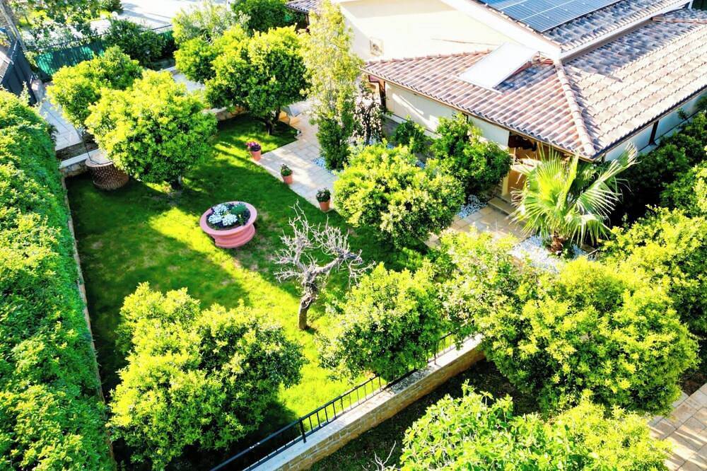 Delightful and refined villa nestled in a green oasis in the city in Palermo, Palermo Province