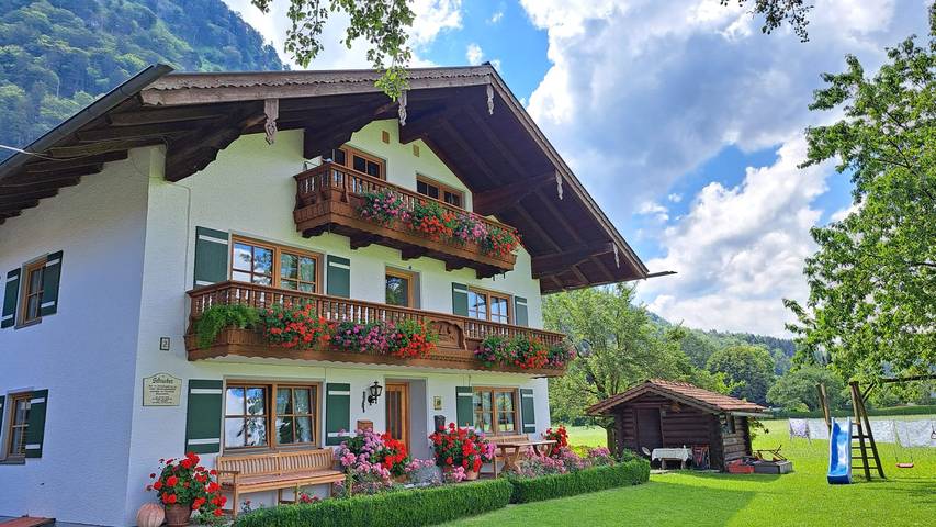 Schusterhof - Ferienwohnung 2-4 Personen 60 qm, Wohnzimmer, Küche, 2 Schlafzimmer in Marquartstein, Bayerische Alpen