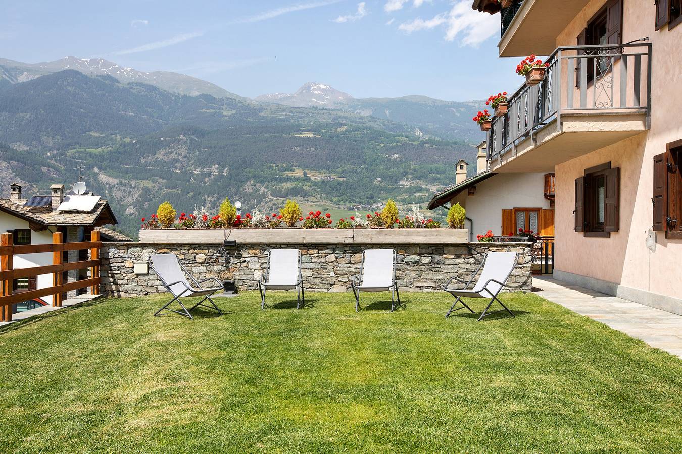 Casa vacanze 'Le Cré Appartamento 3' con vista sulle montagne, giardino in comune e Wi-Fi in Plan d'Introd, Introd