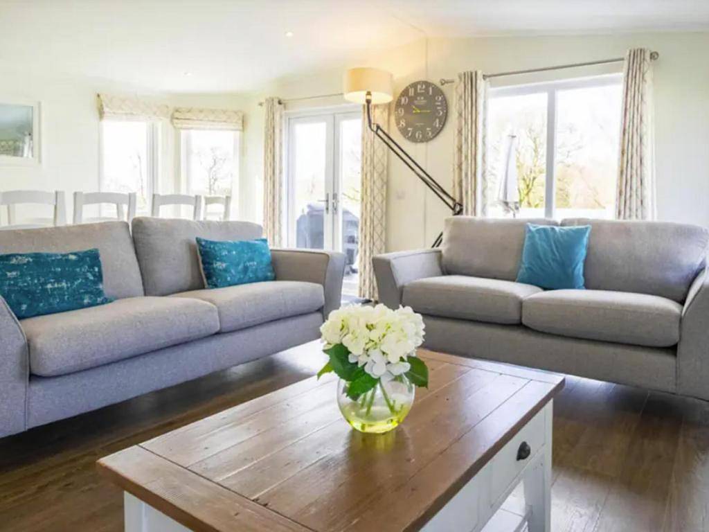 5 Bedroom Signature Lodge with Hot Tub in Milford-on-Sea, Hampshire