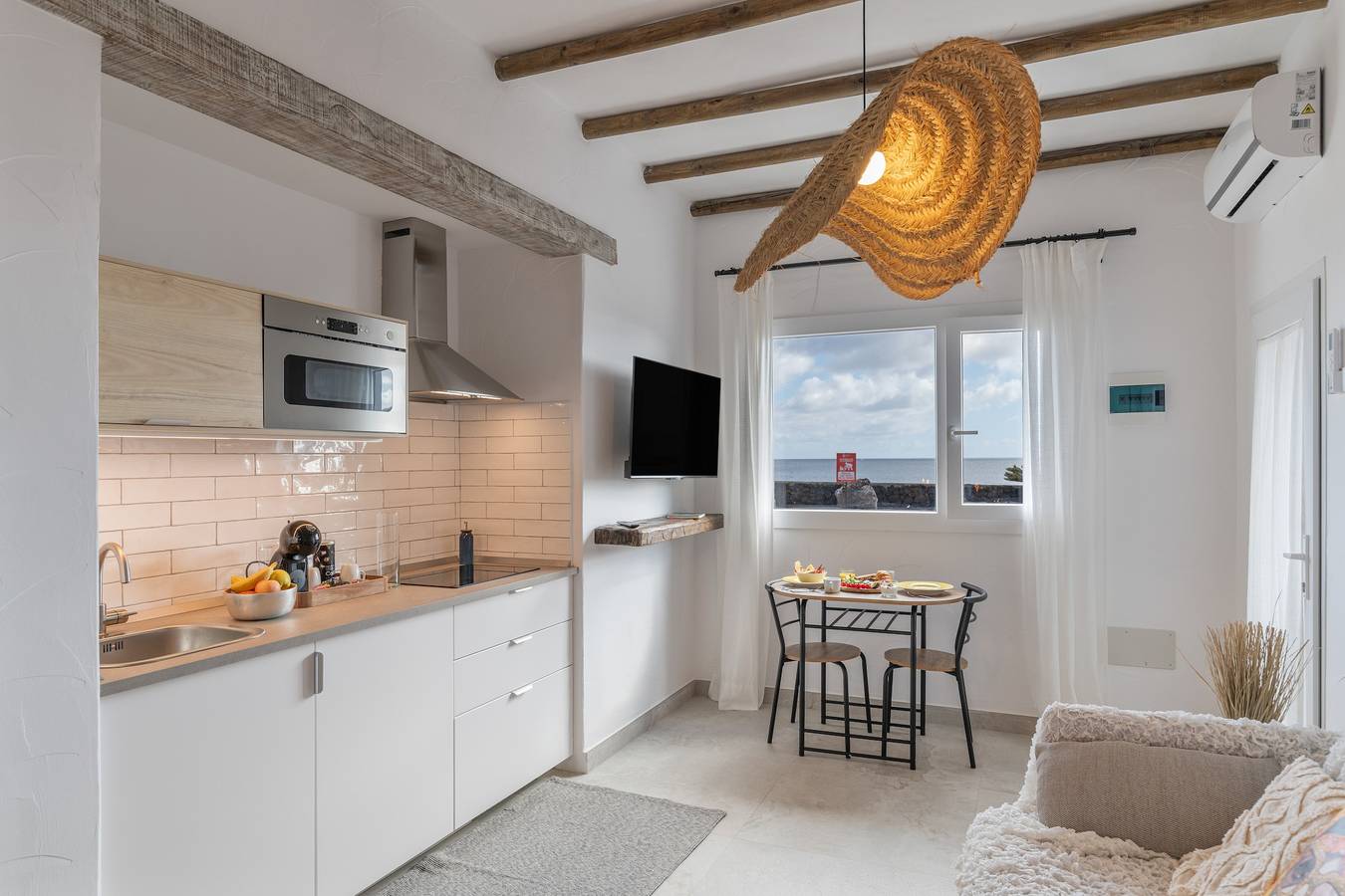 Entire apartment, Vacation Apartment 'Salitre' with Sea Views, Wi-Fi and Air Conditioning in Punta de las Mujeres, Haría