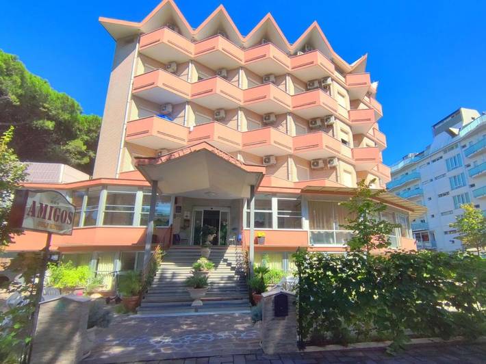 Hotel per 4 persone, con balcone e giardino - 1