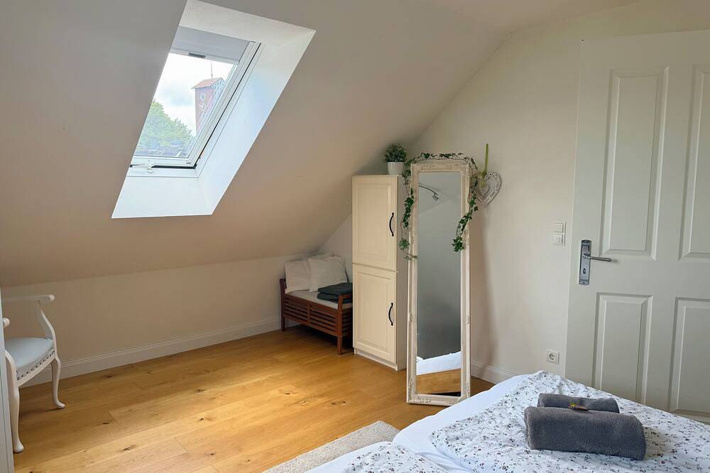 Ganze Wohnung, Sonnige + gemütliche Dg-Wohnung mit Balkon und Parkplatz in Kiel-Kronshagen in Kieler Förde, Kronshagen