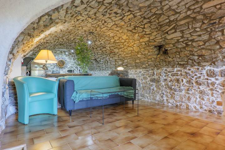 Ganze Wohnung, Gîte „Les Beaumes“ mit Gemeinschaftspool, WLAN und Klimaanlage in Chauzon, Ardèche