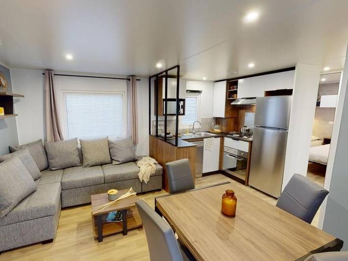 Camping pour 8 personnes, avec Balcon et Jacuzzi ainsi que Terrasse et Jardin