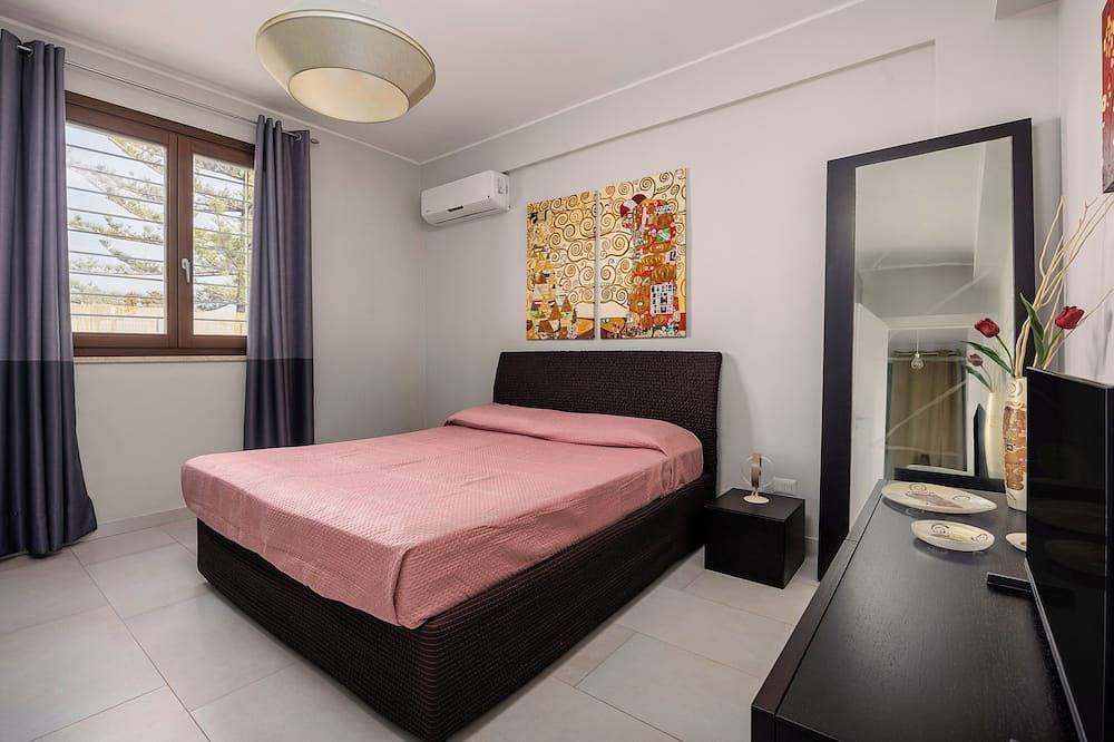 Exclusive villa with garden near the sea in Syrakus, Syrakus Provinz