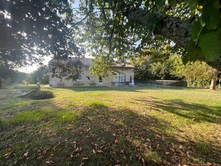 Location de vacances pour 10 personnes, avec vue ainsi que piscine et jardin à Ruch (homonymie)