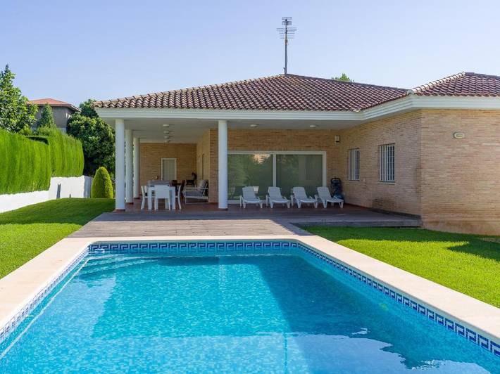 Casa de vacaciones para 8 personas, con Terraza además de Jardín y Piscina en La Eliana