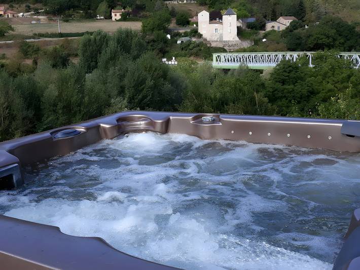 Location de vacances pour 8 personnes, avec jacuzzi et jardin, adapté aux familles dans l' Aveyron