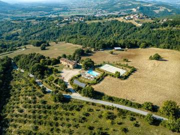 Maison de campagne pour 19 personnes, avec jardin ainsi que vue et piscine à Gualdo Tadino