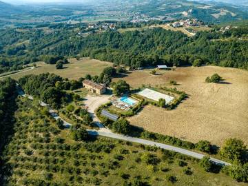 Casa vacanza per 3 persone, con terrazza e piscina nonché giardino in Gualdo Tadino