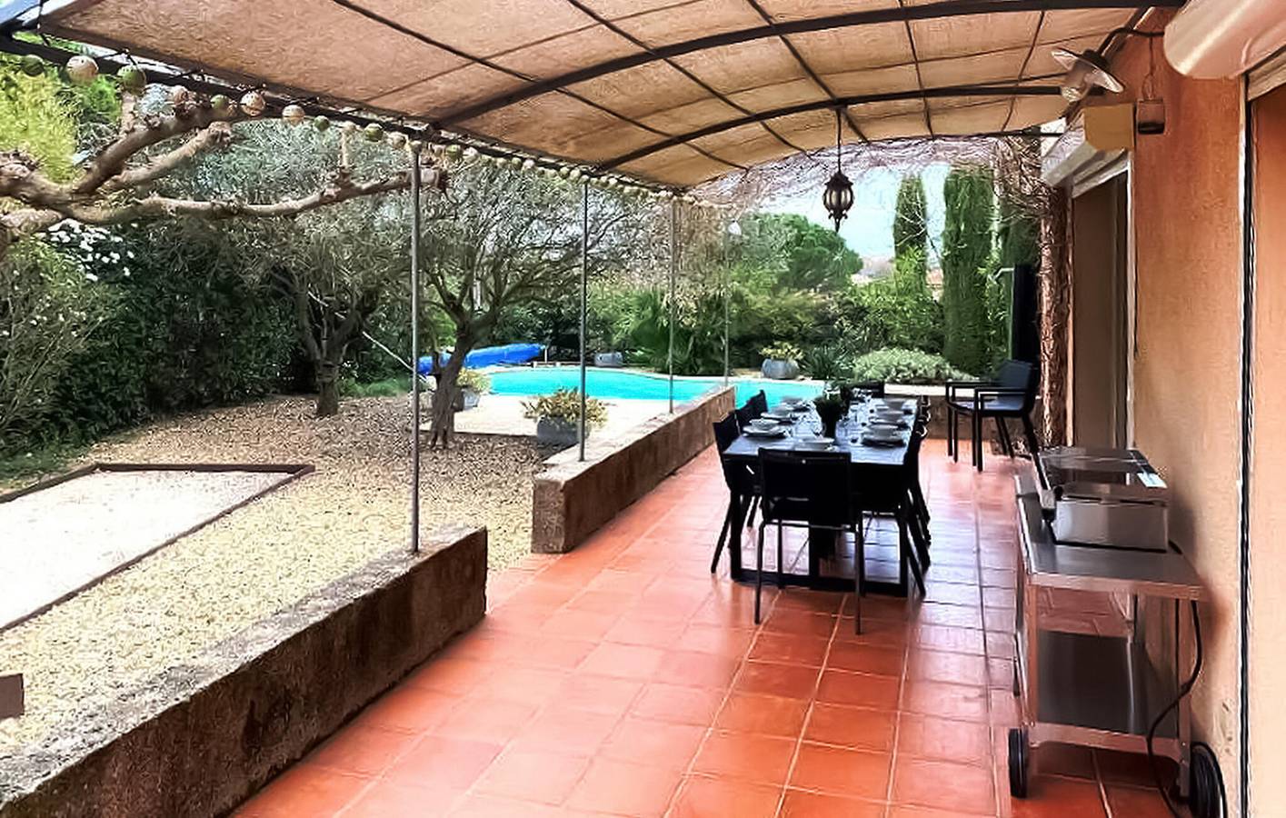 Oasis de Carpentras : Appartement de 145m2 avec climatisation, parking, piscine et internet in Carpentras, Parc naturel régional du Mont-Ventoux