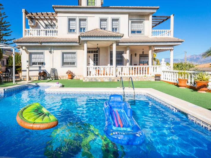 Apartamento para 12 personas, con jardín y balcón además de piscina y jacuzzi, Familias con niños en Muchamiel