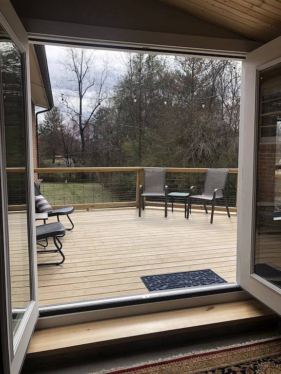 Mayberry’s Best! Peaceful, Bonus Room, Deck, Huge Yard, 5 min to downtown in Mount Airy, Surry County