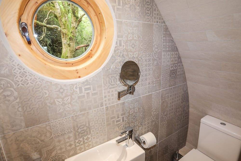 Woodland Pod, pet friendly, country holiday cottage in Corwen in Conwy region