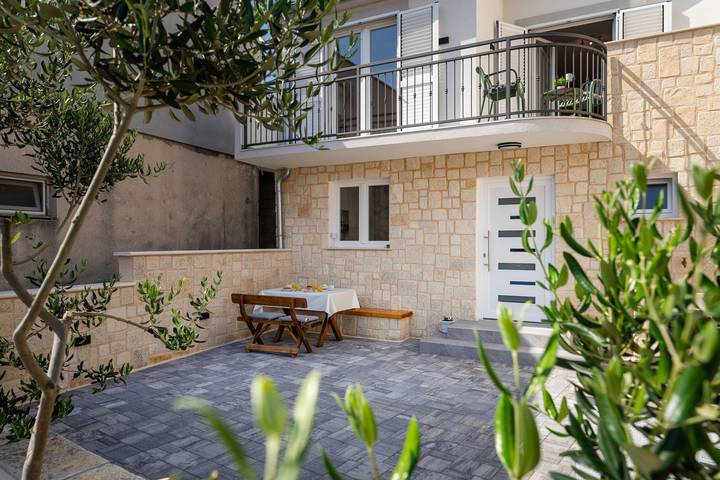 Ferienhaus für 5 Personen, mit Balkon und Terrasse sowie Garten in Sibenik