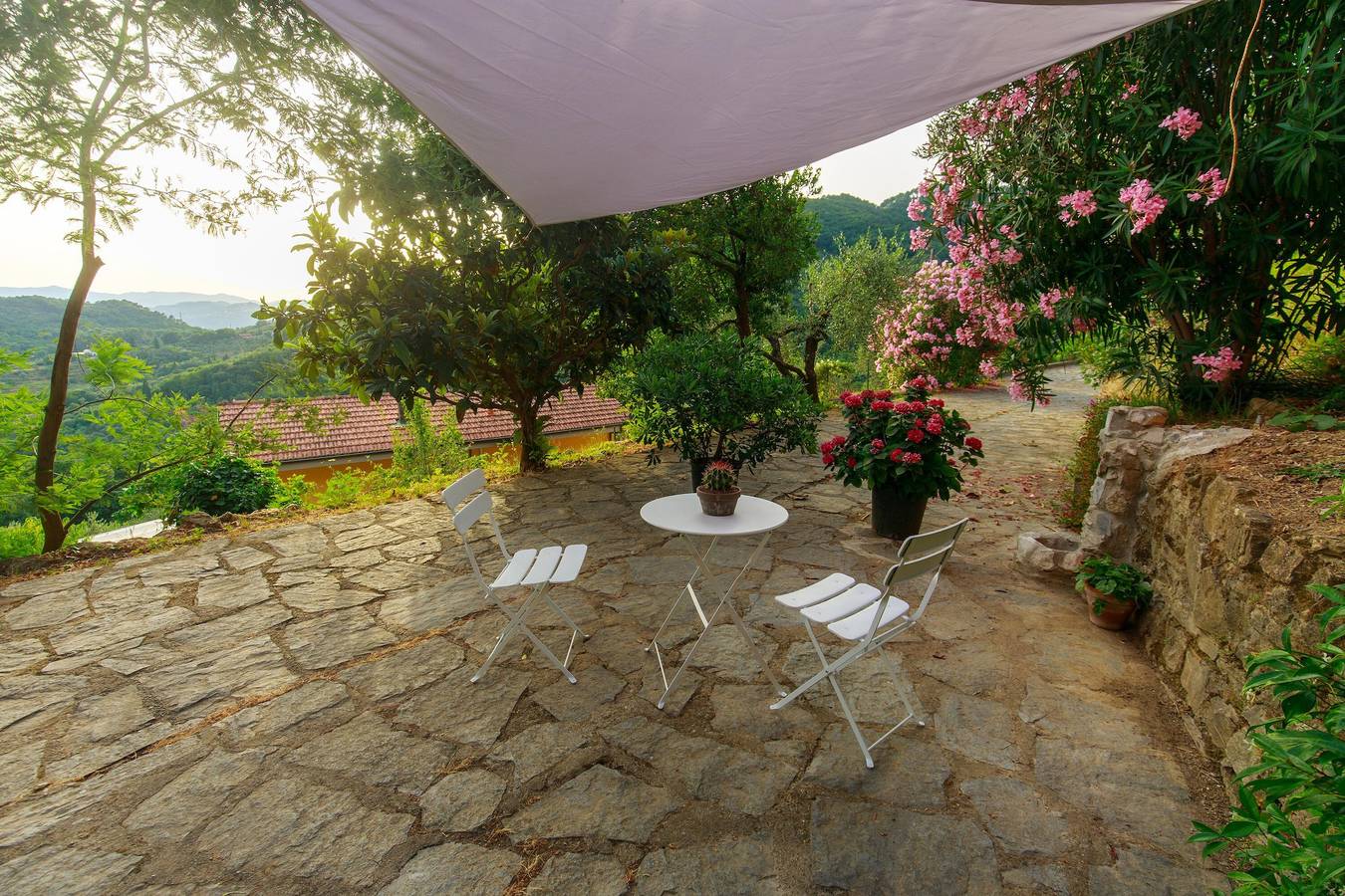 Ganze Wohnung, Apartment 'Gipsy Rose - Blue Rose' mit Bergblick, Gemeinschaftsgarten und Wlan in Sarzana, Naturpark Montemarcello-Magra-Vara