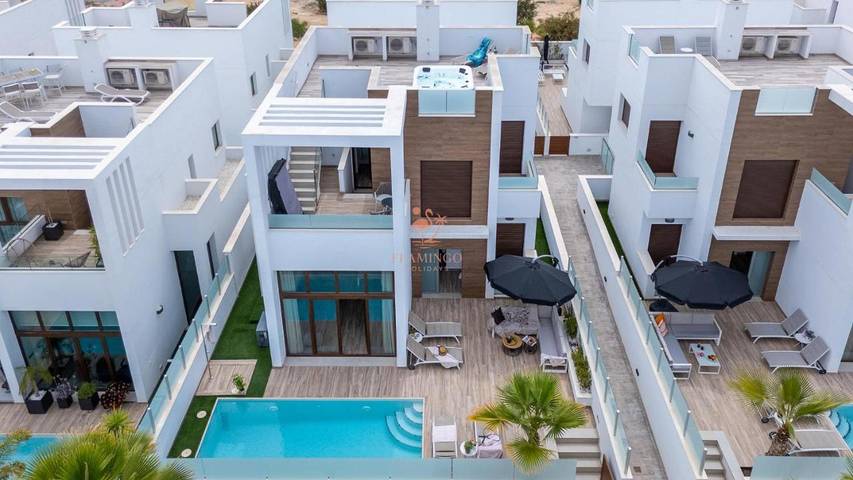 Villa voor 6 personen, with terras and whirlpool as well as kinderzwembad and zwembad in Torrevieja