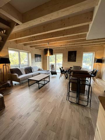 Appartement de vacances pour 12 personnes, avec terrasse dans le Cantal
