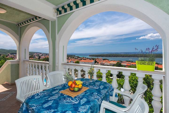 Ferienwohnung für 4 Personen, mit Balkon/Terrasse und Pool in Punat