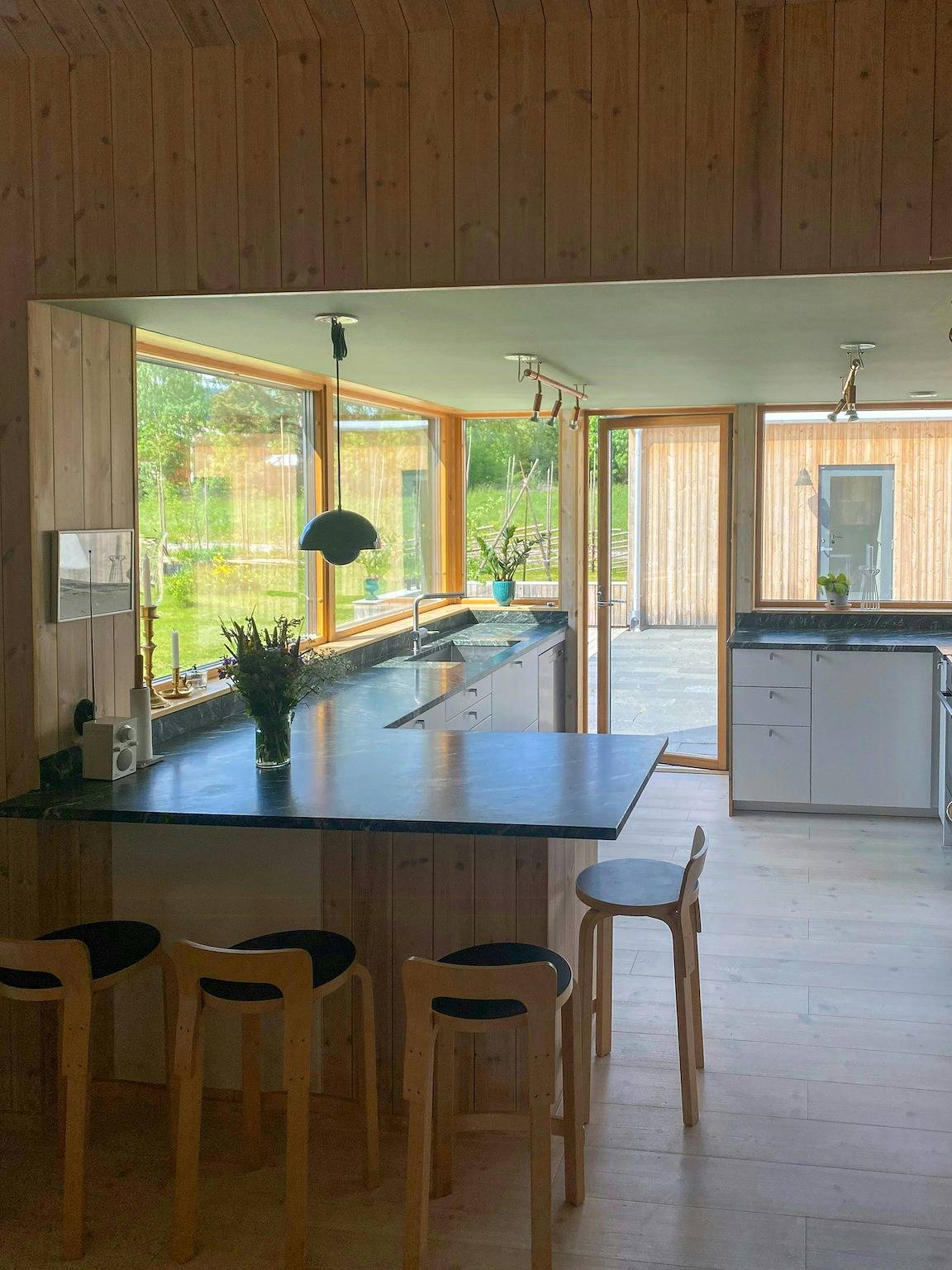 Architektentietes Haus in der Nähe des Sandstrandes von Orbaden in Hälsingland