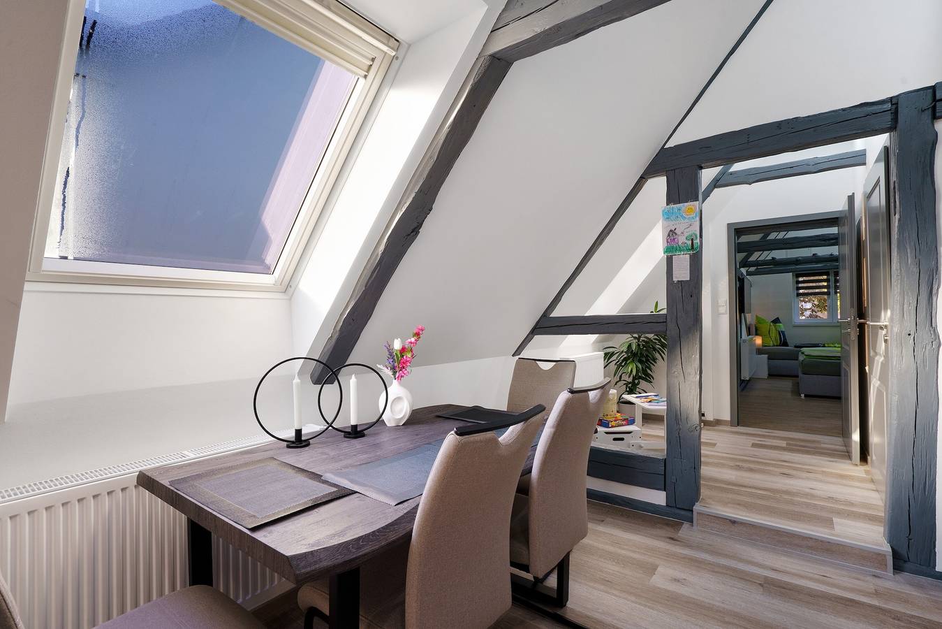 Appartement entier, Appartement 'Sophie' avec terrasse privée, Wi-Fi et climatisation in Lauchhammer, Naturpark niederlausitzer heidelandschaft (Brandenburg)