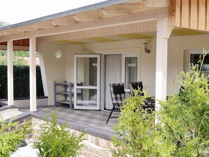 Bungalow für 2 Personen, mit Terrasse und Garten in Mecklenburgische Seenplatte
