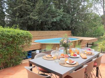 Gîte pour 6 personnes, avec terrasse et jardin à Cruis
