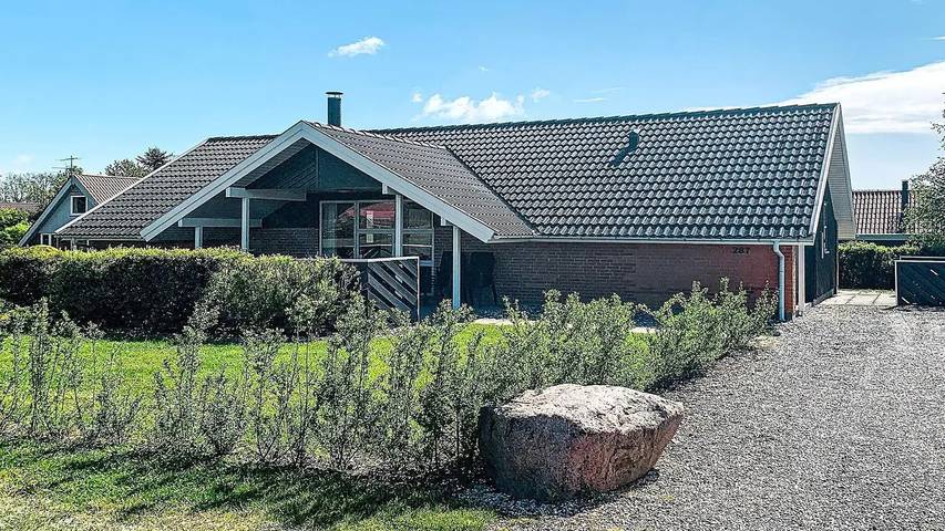 Ferienhaus für 11 Personen, mit Pool und Sauna sowie Whirlpool und Terrasse in Pøt Strandby