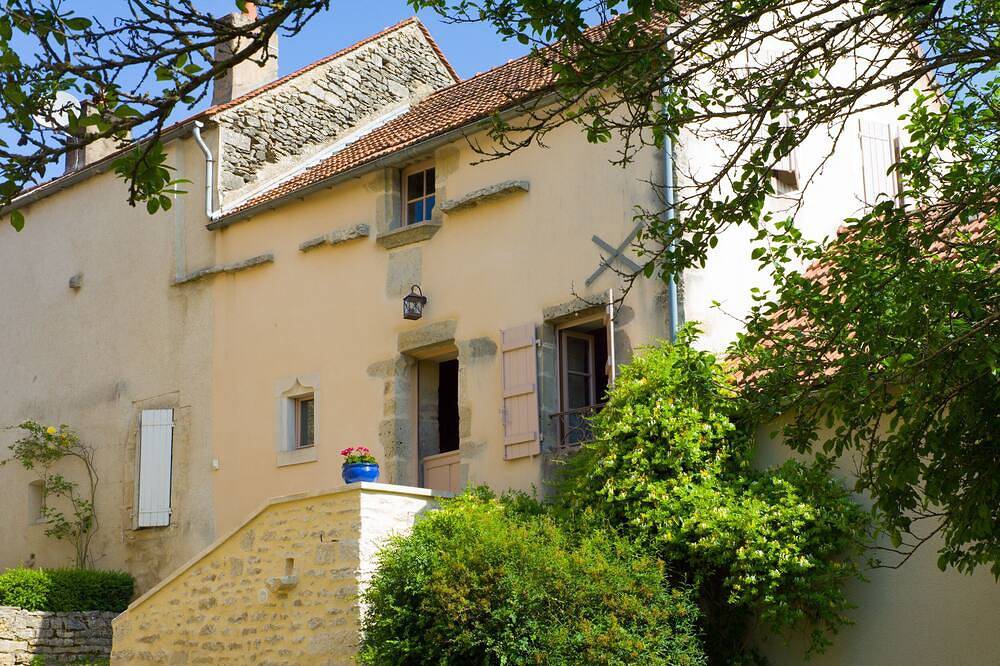 Un gîte calme et confortable dans un village médiéval de bourgogne in Flavigny-sur-Ozerain, Région de Montbard