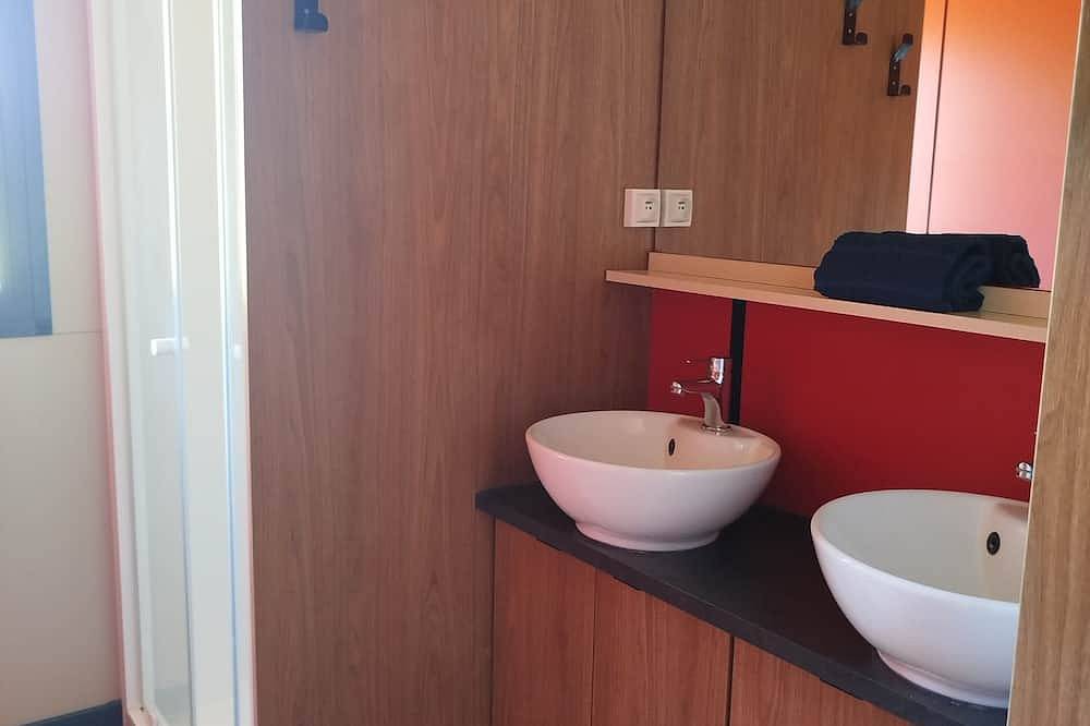 Grand Chalet Otawa, 3 bedrooms for 6 people in a quiet and peaceful setting in Évron, Mayenne (desambiguación)