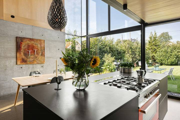 Moderner Industriestil mit sonniger Dachterrasse in Bærum