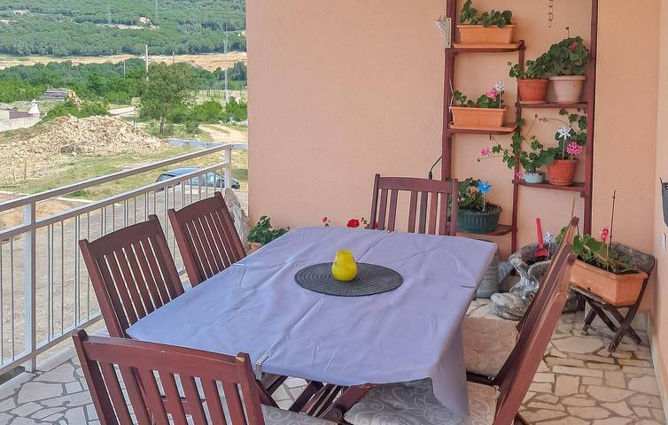 Ganze Ferienwohnung, Modernes Apartment, 2 km vom Strand entfernt, mit WLAN, Parkplatz und Terrasse in Novi Vinodolski, Primorje-Gorski Kotar
