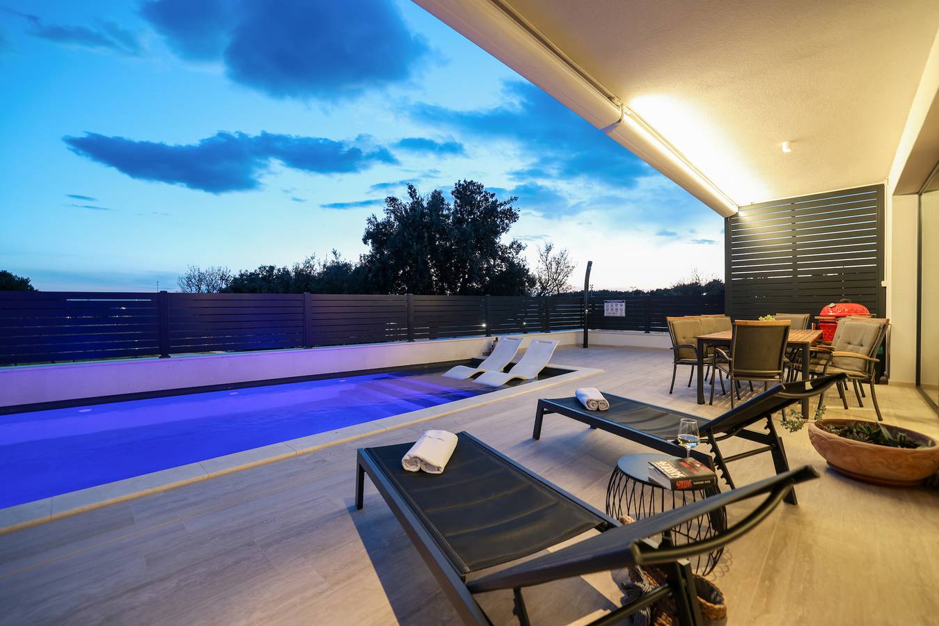 Villa Santa mit beheiztem Pool in Pakostane, Zadar
