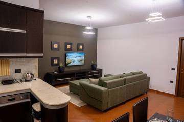 Villa für 10 Personen in Tiranë, Albanien, Bild 1