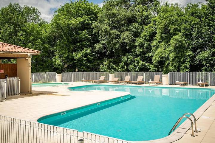Village vacances pour 14 personnes, avec piscine et jardin, animaux acceptés dans Occitanie