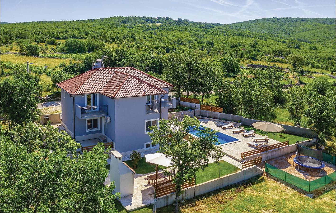 Schickes Apartment mit 2 Schlafzimmern, Pool, WLAN und Terrasse in Dalmatinisches Zagora