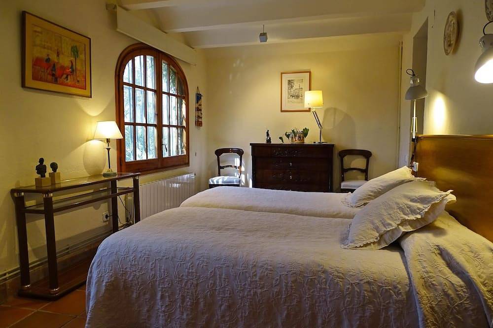 Beautiful house 5000m2 private garden with pool i and porch with barbecue.Wi-Fi in Valls, Alt Camp