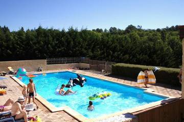Gîte pour 8 personnes, avec piscine ainsi que terrasse et jardin, animaux acceptés à Puy-l'Évêque