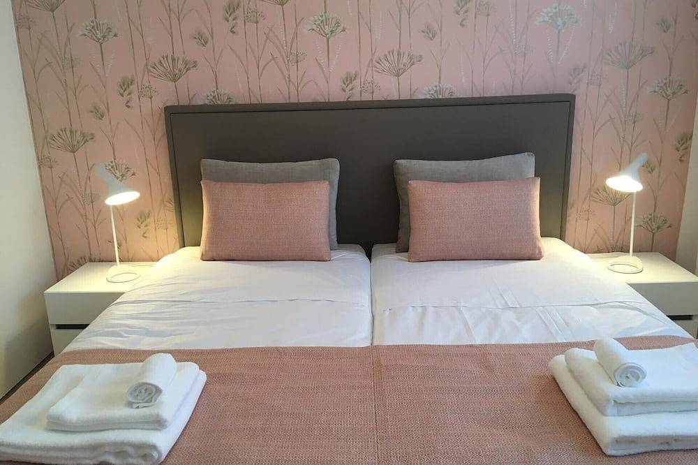 Enjoy modern comfort and private heated pool at Casa Ambiente Verde in Caldas da Rainha, Leiria District