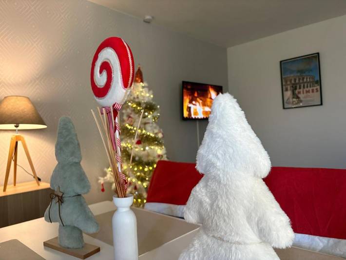 Gîte pour 3 personnes, avec piscine ainsi que jardin et vue, animaux acceptés à Saint-Julien-les-Rosiers - 3