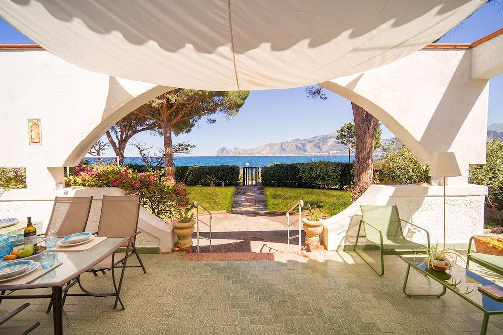 Private beach, exclusive residence, view of the gulf, smell of the sea! in Carini, Palermo Province